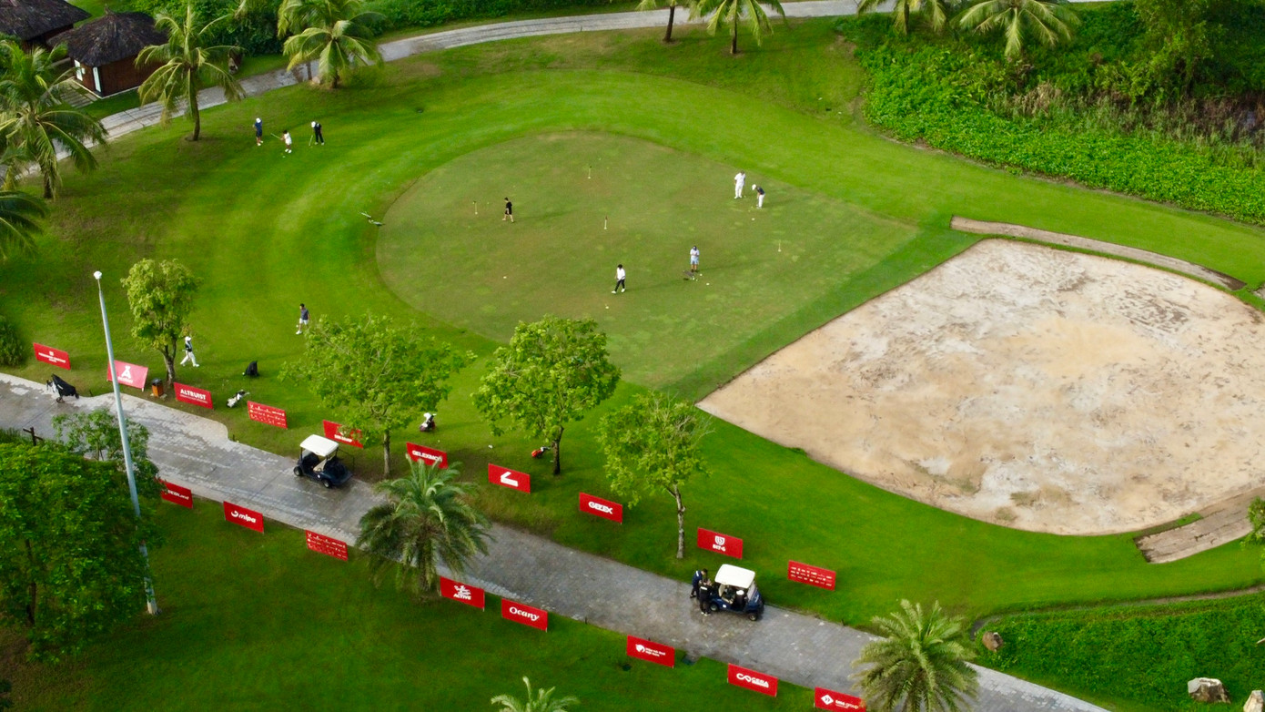 Đoàn Uy, Gia Hân vươn lên dẫn đầu sau hai ngày thi đấu Giải Vô địch Golf Quốc gia ảnh 93