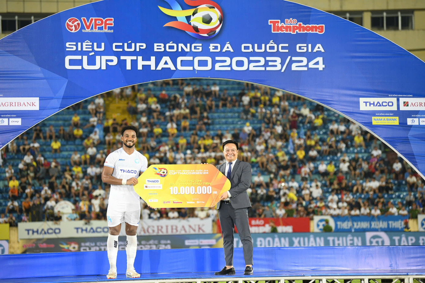 Cầu thủ Rafaelson (CLB Thép Xanh Nam Định) giành giải thưởng Cầu thủ ghi bàn thắng đầu tiên trận Siêu Cúp bóng đá Quốc gia – Cúp THACO 2023/2024. Ông Bùi Văn Phượng – Tổng giám đốc Công ty Cổ phần Tiền Phong, trao giải thưởng trị giá 10.000.000 đồng tặng cầu thủ Rafaelson.