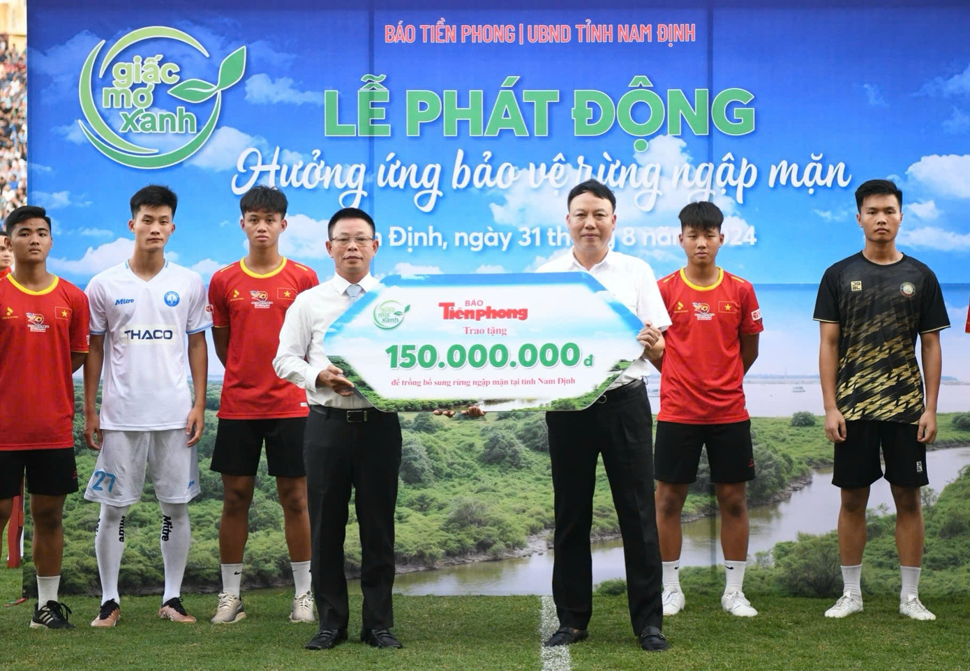 Nhà báo Phùng Công Sưởng - Tổng biên tập báo Tiền Phong, đồng Trưởng ban Tổ chức trận Siêu Cúp bóng đá Quốc gia – Cúp THACO 2023/2024 trao tặng. Ông Mai Quang Tuấn - Chi Cục trưởng Chi cục Kiểm lâm, đại diện Sở Nông nghiệp và Phát triển nông thôn nhận tượng trưng từ Ban tổ chức.