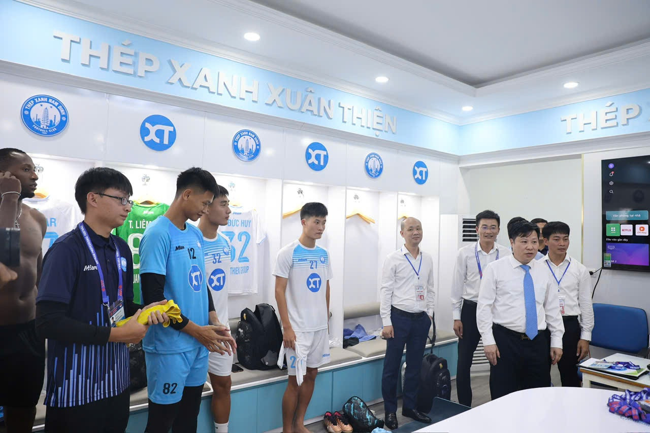 Ông Vũ Đức Thọ - Giám đốc Sở Văn hóa, Thể Thao và Du lịch tỉnh Nam Định và ông Đỗ Đình Điểm - Giám đốc Trung tâm Thể thao thành tích cao tỉnh Nam Định, động viên các cầu thủ Thép Xanh Nam Định trước trận Siêu Cúp bóng đá Quốc gia - Cúp THACO 2023/2024.