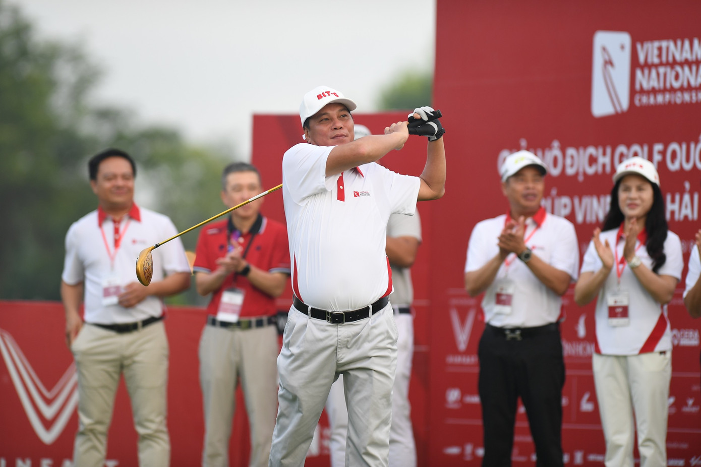 Ông Nguyễn Văn Tùng - Phó Bí thư Thành ủy, Chủ tịch Ủy ban nhân dân thành phố Hải Phòng, phát bóng khai mạc Giải Vô địch Golf Quốc gia 2024, Cúp VinFast - Hải Phòng. Ông Nguyễn Văn Tùng - Phó Bí thư Thành ủy, Chủ tịch Ủy ban nhân dân thành phố Hải Phòng, phát bóng khai mạc Giải Vô địch Golf Quốc gia 2024, Cúp VinFast - Hải Phòng.