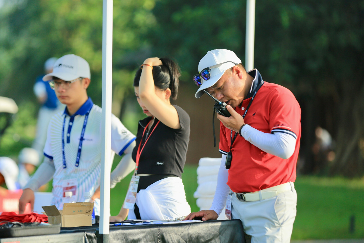 Ban Trọng tài phổ biến các quy định của giải cho các golfer trước khi thi đấu. Ban Trọng tài phổ biến các quy định của giải cho các golfer trước khi thi đấu.