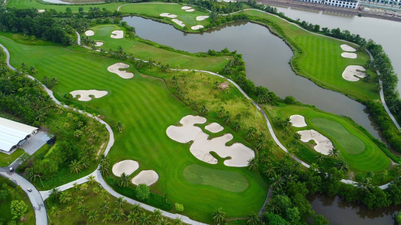 Sân Đầm Lầy (Marsh) nổi tiếng với địa hình đầm lầy tự nhiên đầy thách thức, còn sân Hồ (Lake) ghi dấu với cảnh quan tuyệt đẹp đan xen cùng hệ thống hồ nước đa dạng, mang đến cảm giác chơi golf thư thái nhưng không kém phần thú vị và thách thức cho người chơi.