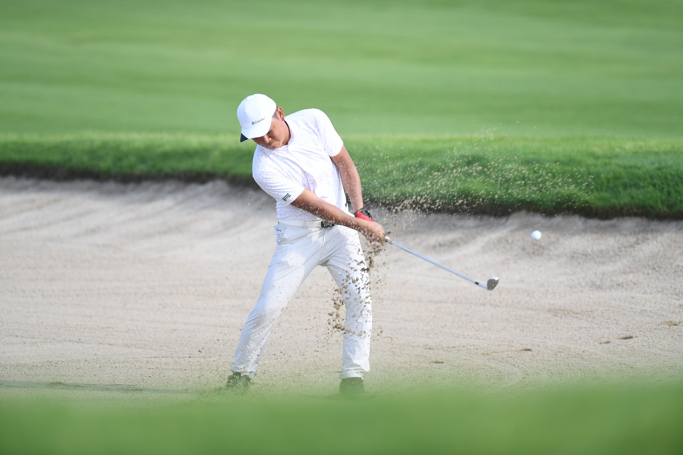 Những golfer chuyên nghiệp có thể đánh những cú lốp bóng rất dễ dàng vì họ hiểu và biết cách dùng cát như một lợi thế để đưa bóng bay lên chính xác.