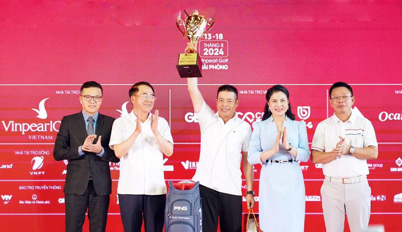 Ban tổ chức Giải Pro - Am lần thứ ba - năm 2024 trao cúp cho nhà vô địch Nguyễn Quốc Hùng