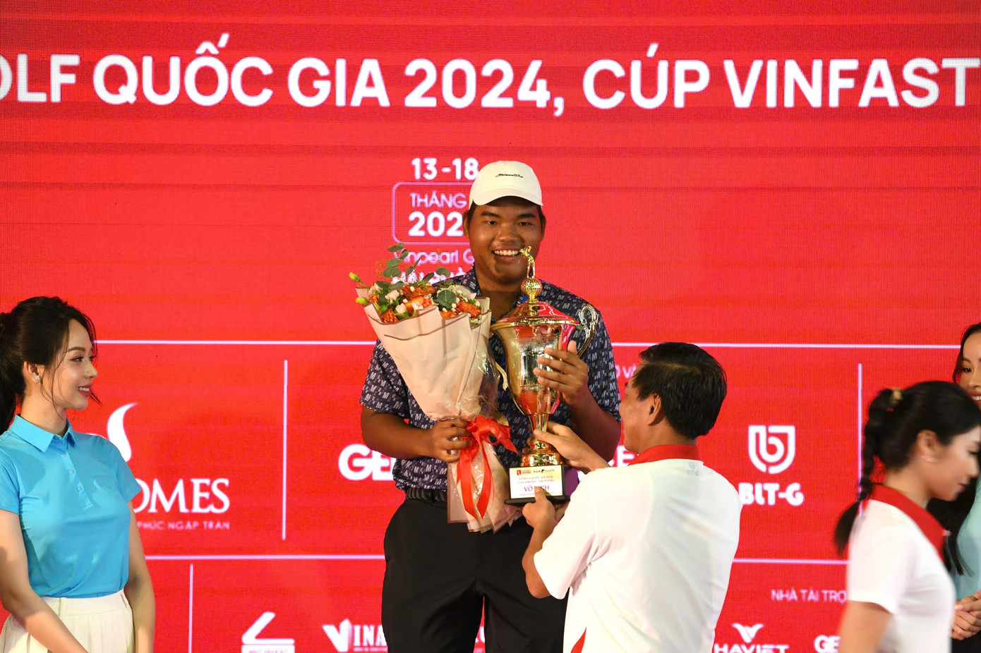 Ông Nguyễn Văn Tùng - Phó Bí thư Thành ủy, Chủ tịch UBND TP. Hải Phòng trao cúp cho golfer vô địch bảng nam Giải Vô địch Golf Quốc gia 2024, Cúp VinFast – Hải Phòng Nguyễn Đức Sơn.