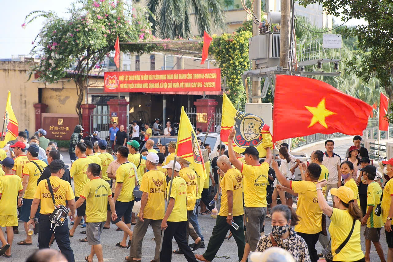 'Chảo lửa' Thiên Trường trước giờ khai cuộc Siêu Cúp bóng đá Quốc gia 2023/2024 ảnh 9