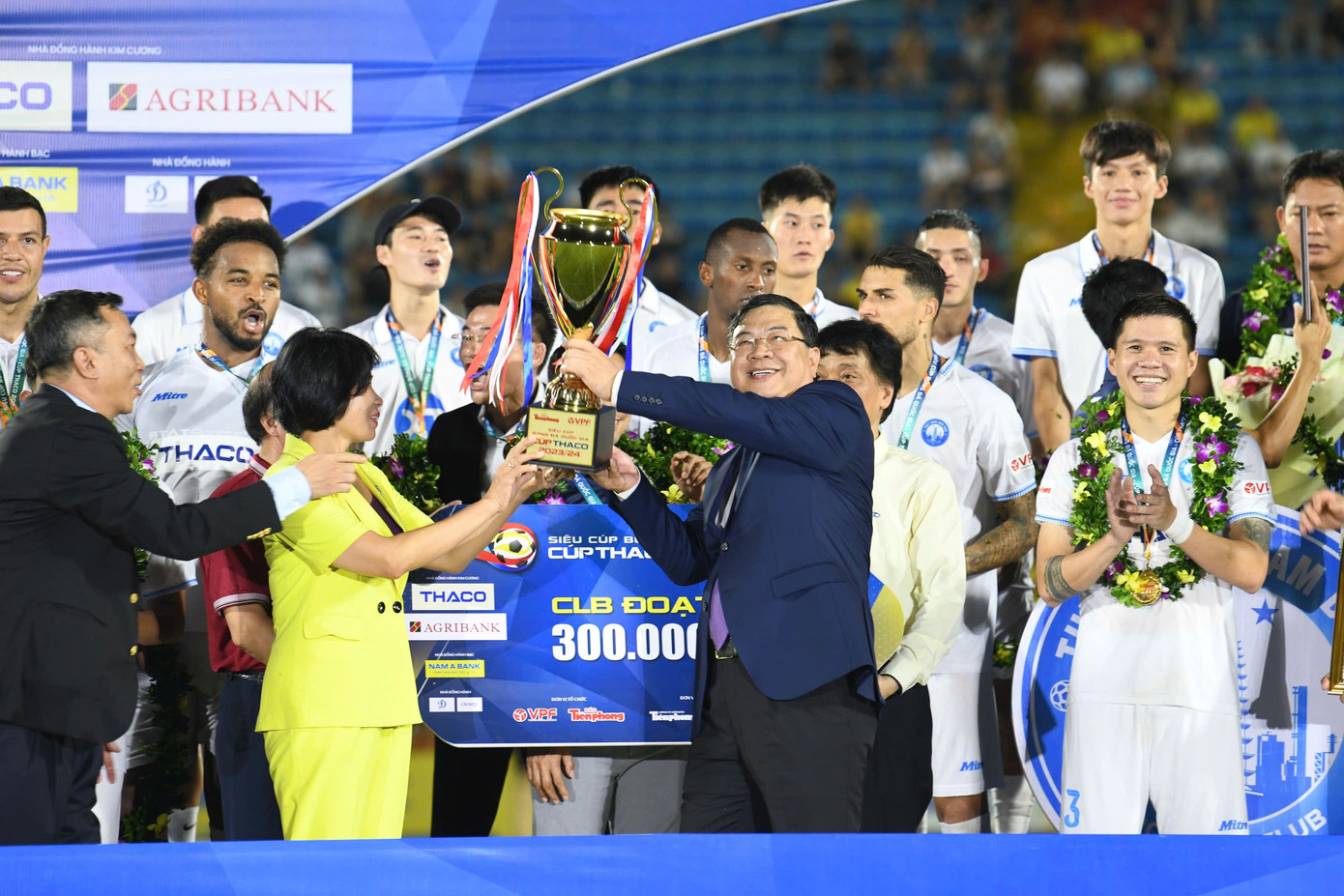 Ông Phạm Gia Túc - Bí thư Tỉnh ủy Nam Định, trao Siêu Cúp bóng đá Quốc gia – Cúp THACO 2023/2024 tặng câu lạc bộ Thép Xanh Nam Định.