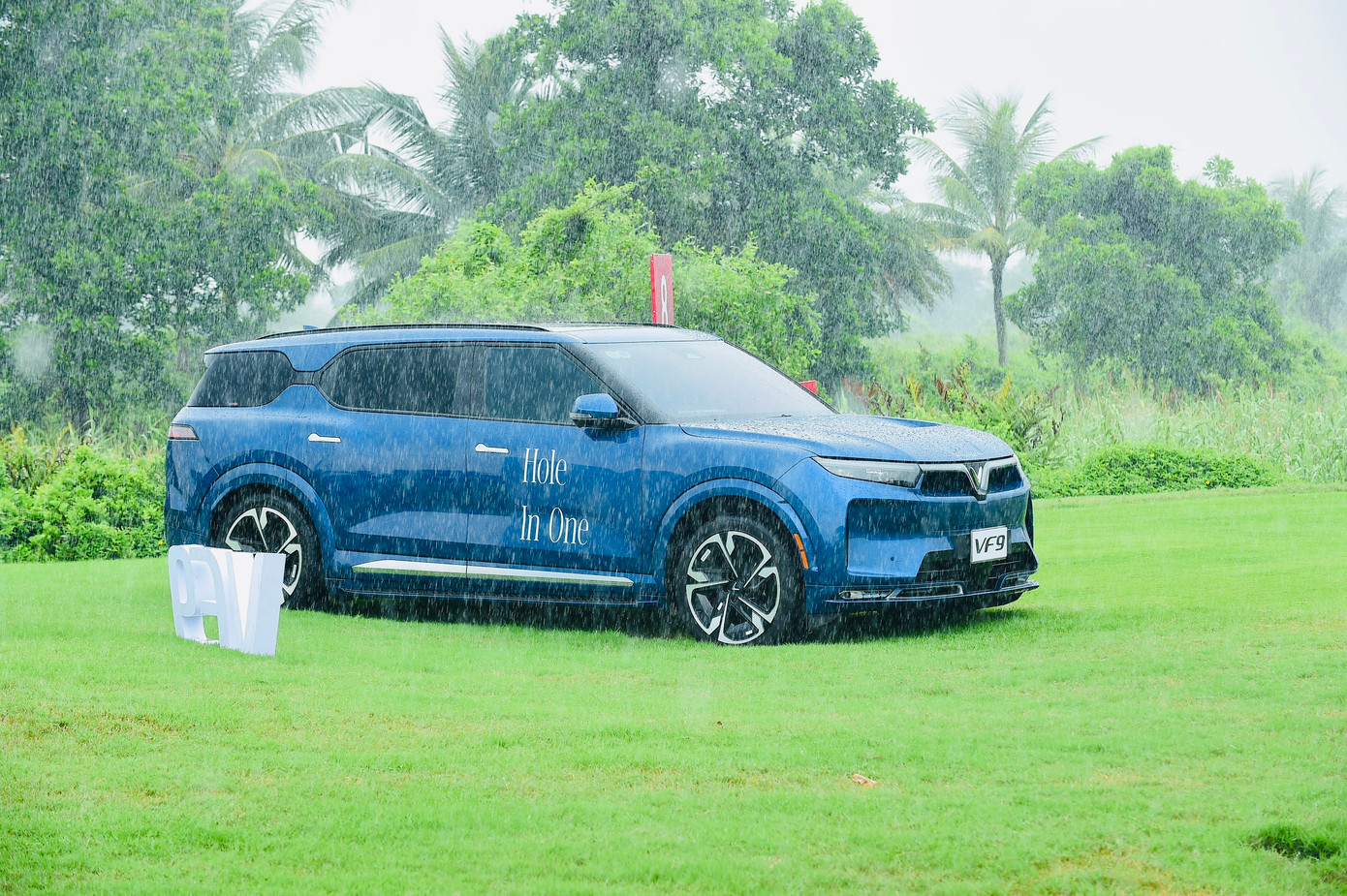 Được sự tài trợ của Công ty TNHH Kinh doanh Thương mại và Dịch vụ VinFast, trong 4 ngày thi đấu của Giải Vô địch Golf Quốc gia 2024, Cúp VinFast - Hải Phòng, mỗi ngày có giải thưởng là một xe VF9 dành cho golfer ghi điểm HIO đầu tiên tại 4 hố par3 tương ứng.