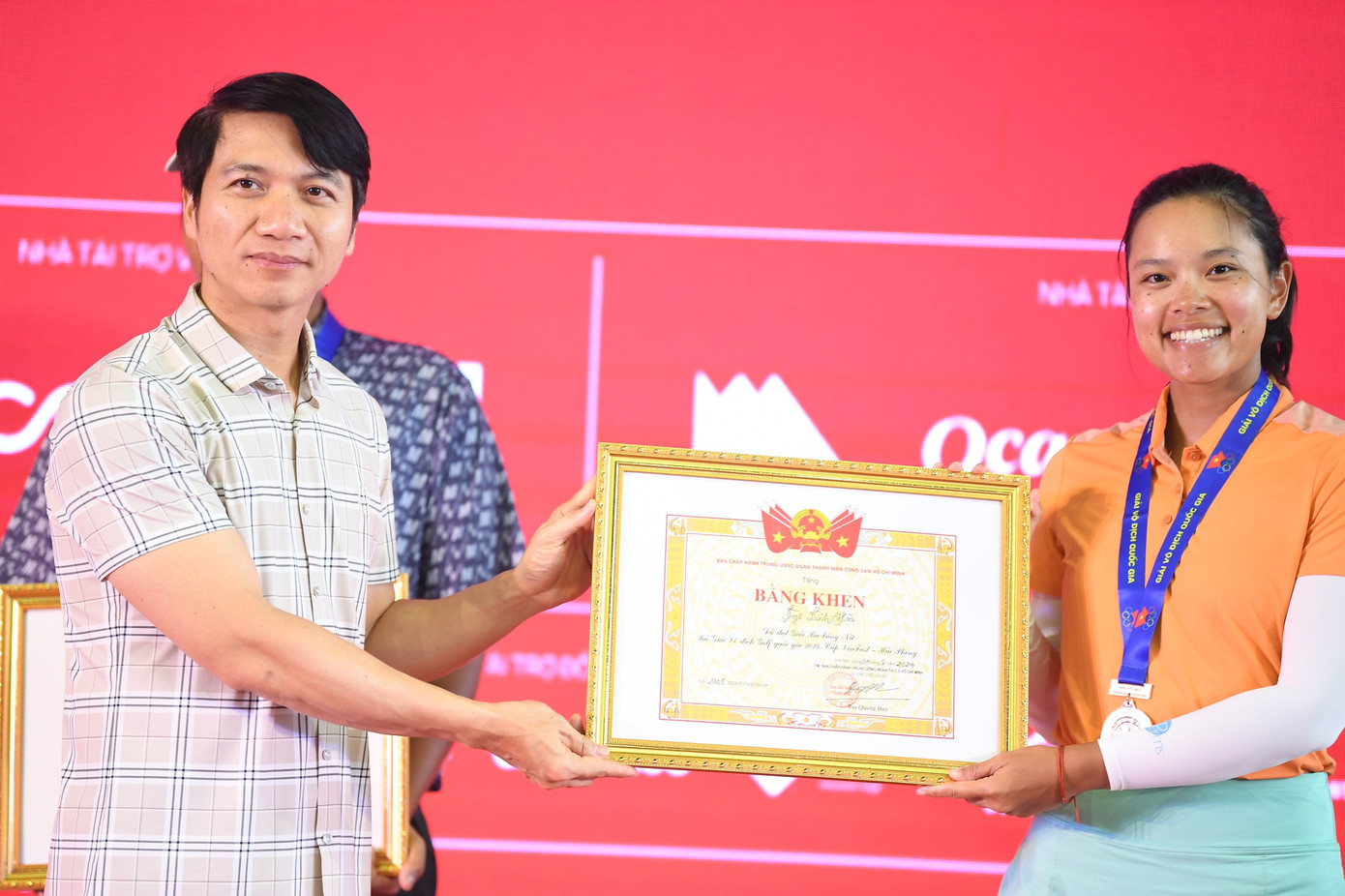 Đồng chí Nguyễn Ngọc Lương – Bí thư Thường trực Ban Chấp hành Trung ương Đoàn, Chủ tịch Trung ương Hội Liên hiệp Thanh niên Việt Nam, trao Bằng khen của Ban Chấp hành Trung ương Đoàn TNCS Hồ Chí Minh tặng golfer Ngô Vĩnh Hòa.