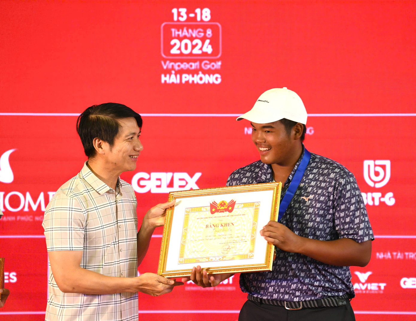 Đồng chí Nguyễn Ngọc Lương – Bí thư Thường trực Ban Chấp hành Trung ương Đoàn, Chủ tịch Trung ương Hội Liên hiệp Thanh niên Việt Nam, trao Bằng khen của Ban Chấp hành Trung ương Đoàn TNCS Hồ Chí Minh tặng golfer Nguyễn Đức Sơn.