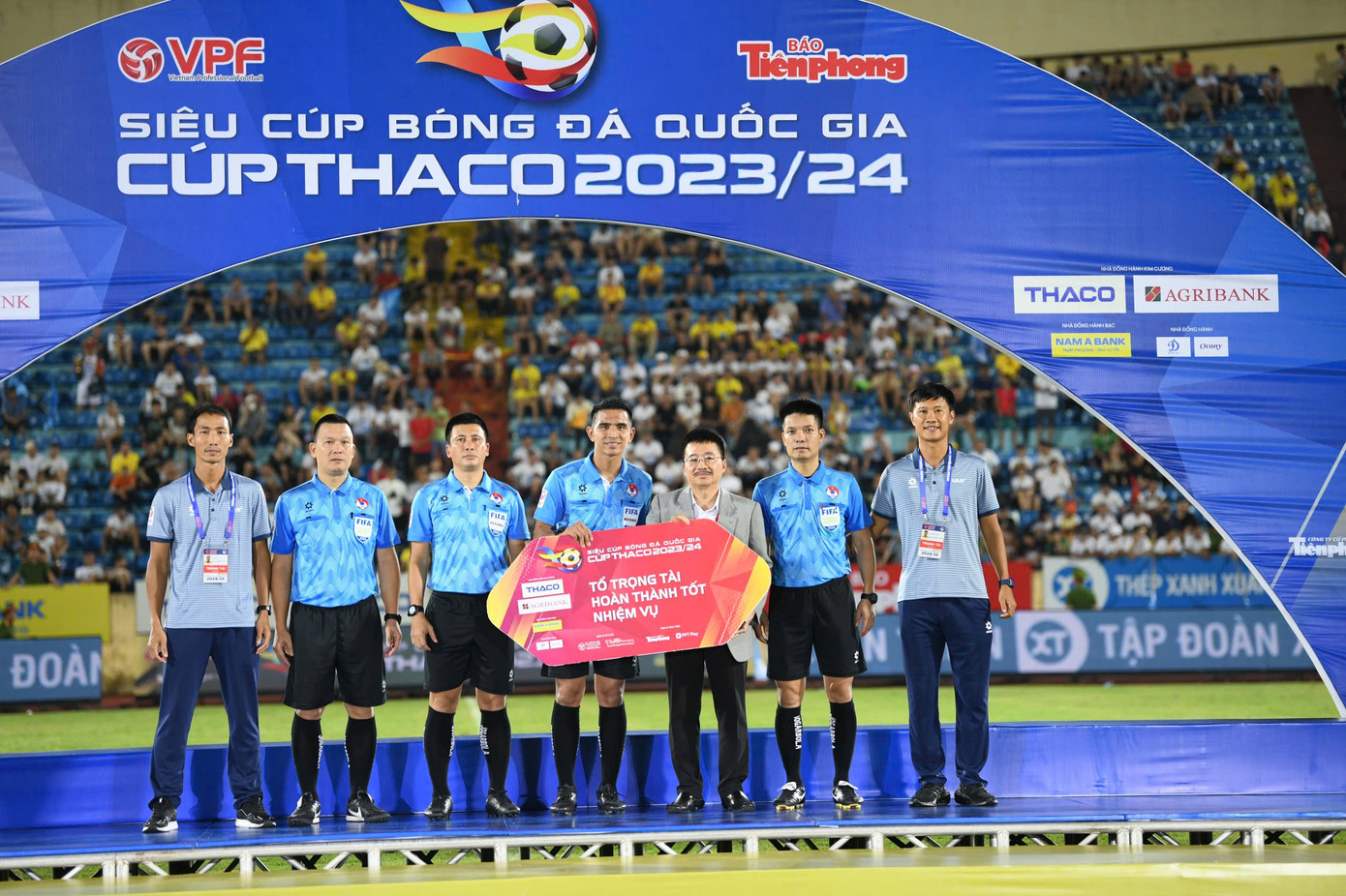 Nhà báo Vũ Tiến - Phó Tổng Biên tập báo Tiền Phong – Phó trưởng Ban tổ chức trao tặng bảng danh vị cho tổ trọng tài hoàn thành tốt nhiệm vụ.