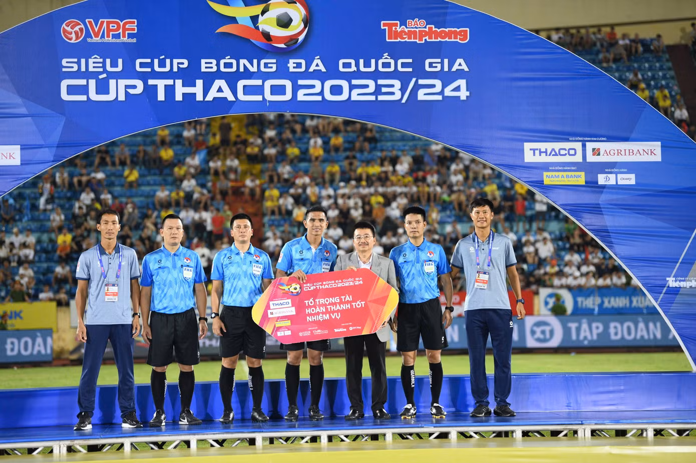 Nhà báo Vũ Tiến - Phó Tổng Biên tập báo Tiền Phong – Phó trưởng Ban tổ chức trao tặng bảng danh vị cho tổ trọng tài hoàn thành tốt nhiệm vụ. Nhà báo Vũ Tiến - Phó Tổng Biên tập báo Tiền Phong – Phó trưởng Ban tổ chức trao tặng bảng danh vị cho tổ trọng tài hoàn thành tốt nhiệm vụ.