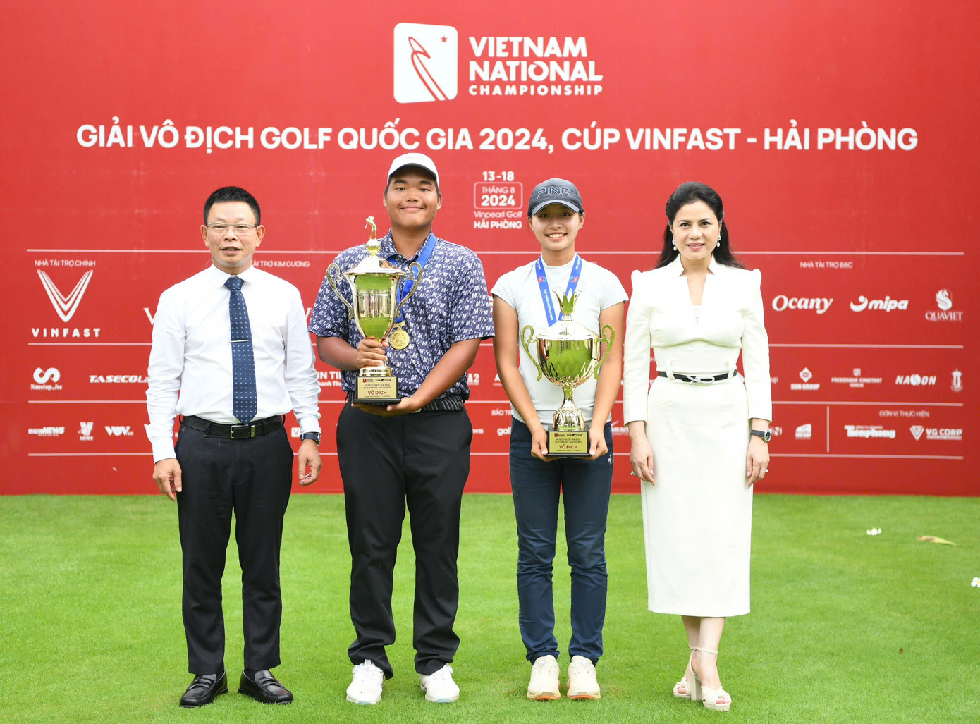 Nhà báo Phùng Công Sưởng - Tổng Biên tập báo Tiền Phong, đồng Trưởng Ban tổ chức (bìa trái) và bà Trần Thị Hoàng Mai - Giám đốc Sở Văn hóa và Thể thao TP. Hải Phòng, đồng Trưởng Ban tổ chức (bìa phải) cùng hai nhà vô địch Giải Vô địch Golf Quốc gia 2024, Cúp VinFast – Hải Phòng Nguyễn Đức Sơn và Lê Chúc An.