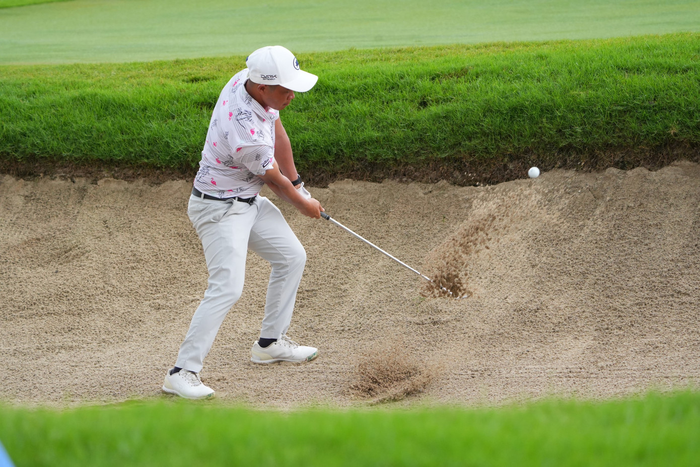 Trong số kỹ thuật đánh golf, đánh cát là kỹ thuật khó, luôn thách thức trình độ golfer. Tuy nhiên, golfer nào sở hữu cú đánh cát điêu luyện luôn nắm lợi thế trên sân và tạo ra sự chuyên nghiệp trong mắt đối thủ. Trong số kỹ thuật đánh golf, đánh cát là kỹ thuật khó, luôn thách thức trình độ golfer. Tuy nhiên, golfer nào sở hữu cú đánh cát điêu luyện luôn nắm lợi thế trên sân và tạo ra sự chuyên nghiệp trong mắt đối thủ.