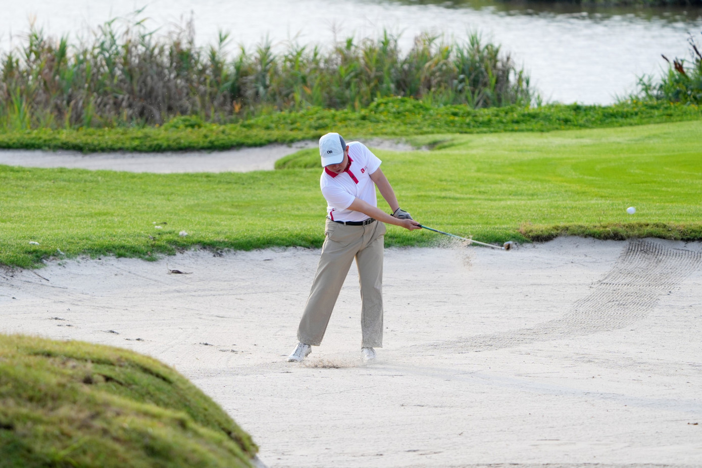 Những golfer chuyên nghiệp có thể đánh những cú lốp bóng rất dễ dàng vì họ hiểu và biết cách dùng cát như một lợi thế để đưa bóng bay lên chính xác.