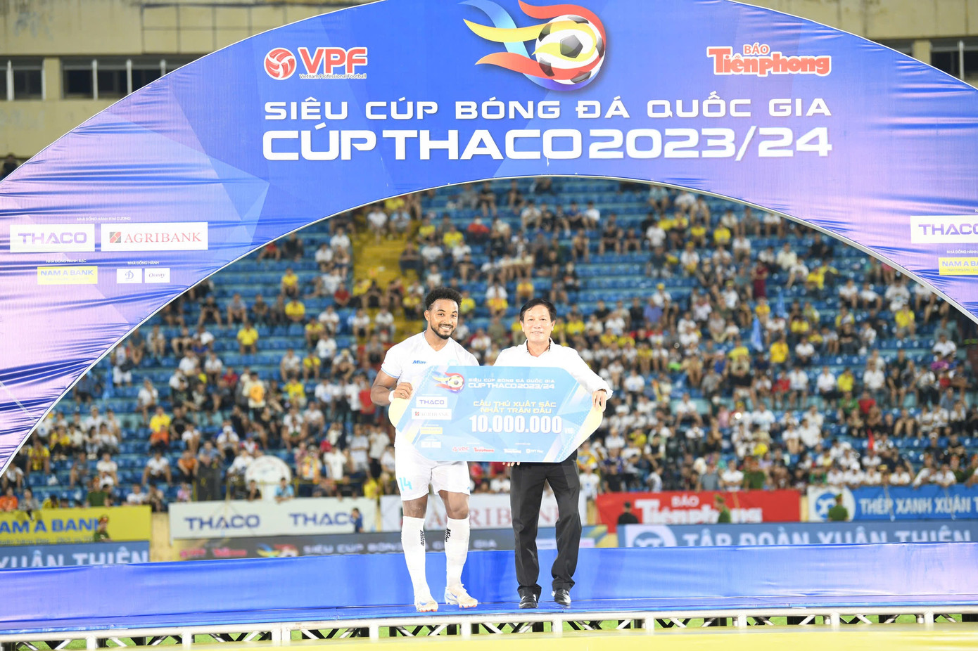 Cầu thủ Rafaelson (CLB Thép Xanh Nam Định) giành giải thưởng Cầu thủ xuất sắc nhất trận đấu Siêu Cúp bóng đá Quốc gia – Cúp THACO 2023/2024. Ông Mai Thế Hưng – Giám đốc Đối ngoại, Công ty CP Động Lực trao giải thưởng trị giá 10.000.000 tặng cầu thủ Rafaelson.