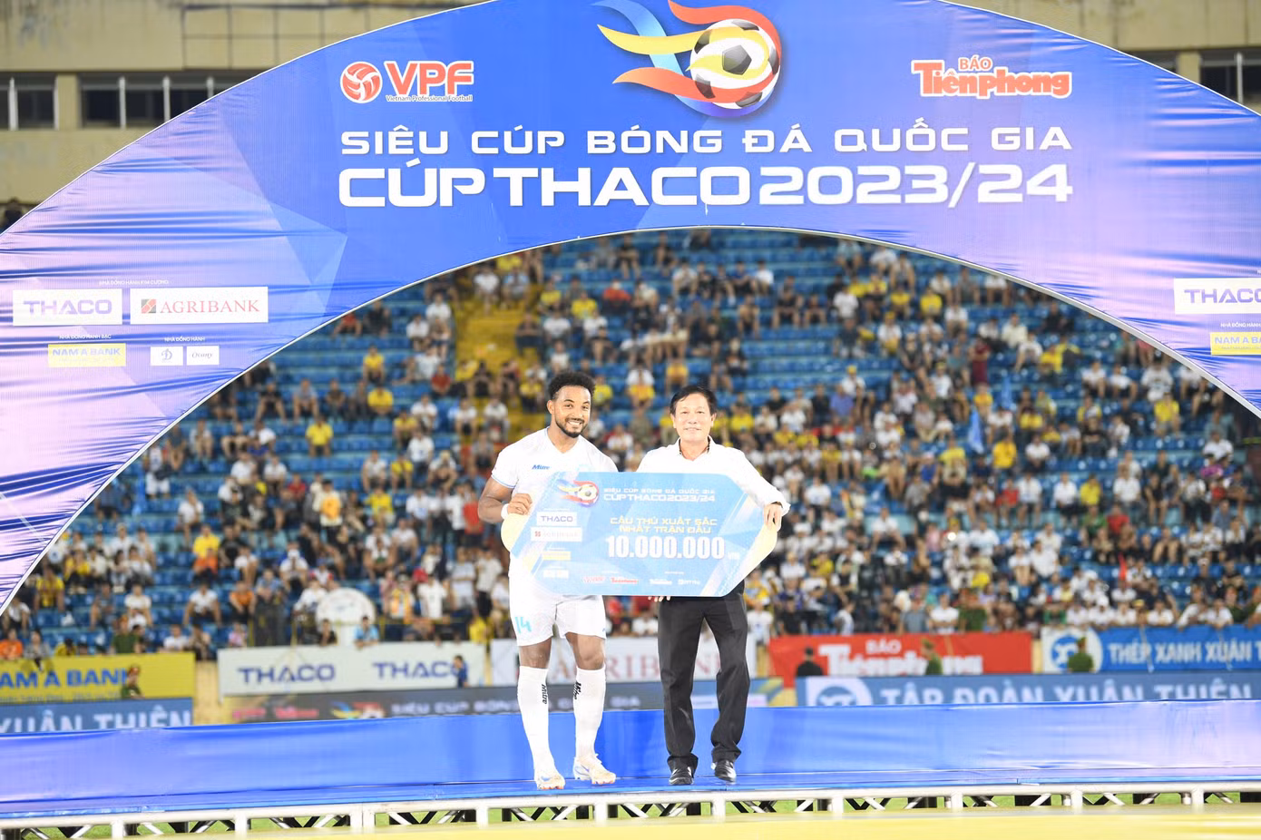 Cầu thủ Rafaelson (CLB Thép Xanh Nam Định) giành giải thưởng Cầu thủ xuất sắc nhất trận đấu Siêu Cúp bóng đá Quốc gia – Cúp THACO 2023/2024. Ông Mai Thế Hưng – Giám đốc Đối ngoại, Công ty CP Động Lực trao giải thưởng trị giá 10.000.000 tặng cầu thủ Rafaelson. Cầu thủ Rafaelson (CLB Thép Xanh Nam Định) giành giải thưởng Cầu thủ xuất sắc nhất trận đấu Siêu Cúp bóng đá Quốc gia – Cúp THACO 2023/2024. Ông Mai Thế Hưng – Giám đốc Đối ngoại, Công ty CP Động Lực trao giải thưởng trị giá 10.000.000 tặng cầu thủ Rafaelson.