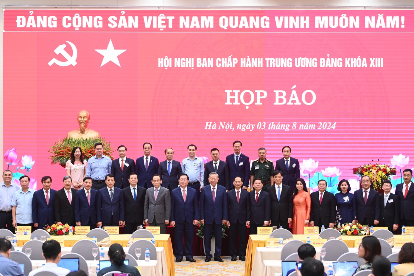Tổng Bí thư, Chủ tịch nước Tô Lâm cùng các đồng chí lãnh đạo ban, bộ, ngành Trung ương tại buổi họp báo với phóng viên trong nước, quốc tế. (Ảnh: TTXVN) Tổng Bí thư, Chủ tịch nước Tô Lâm cùng các đồng chí lãnh đạo ban, bộ, ngành Trung ương tại buổi họp báo với phóng viên trong nước, quốc tế. (Ảnh: TTXVN)