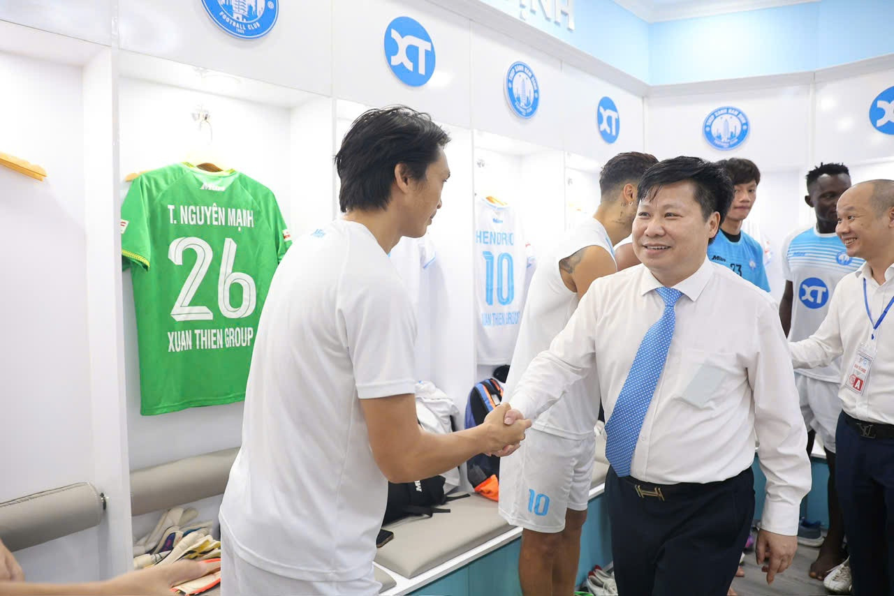 Ông Vũ Đức Thọ - Giám đốc Sở Văn hóa, Thể Thao và Du lịch tỉnh Nam Định và ông Đỗ Đình Điểm - Giám đốc Trung tâm Thể thao thành tích cao tỉnh Nam Định, động viên các cầu thủ Thép Xanh Nam Định trước trận Siêu Cúp bóng đá Quốc gia - Cúp THACO 2023/2024.