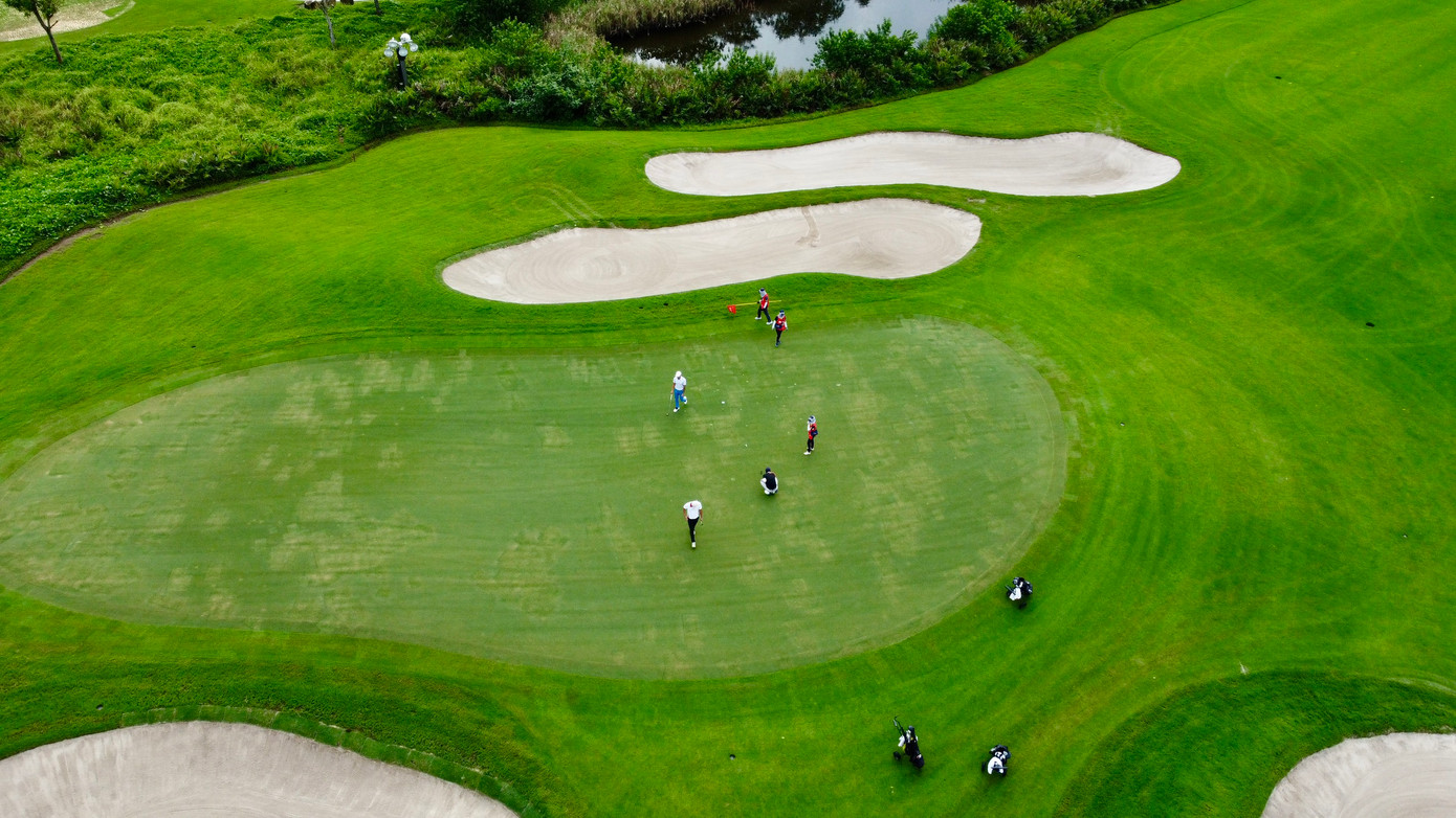 Nhằm tạo điều kiện tốt nhất cho 150 golfer tranh tài, Vinpearl Golf Hải Phòng đã có sự chuẩn bị kỹ lưỡng, đảm bảo cỏ ở teebox, fairway cũng như green và cỏ rough có màu sắc, kích thước thích hợp.