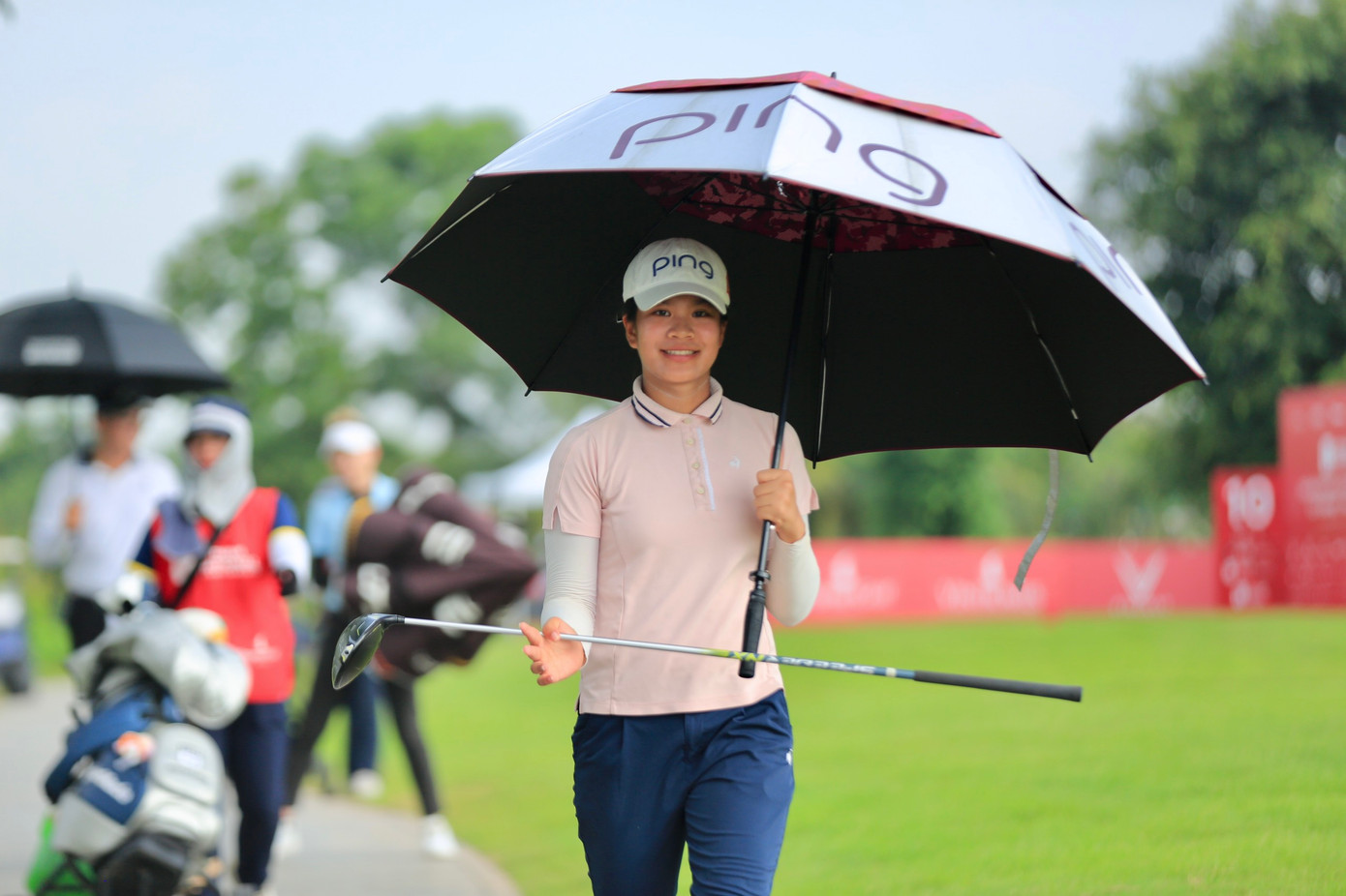 Golfer Gia Hân tươi tắn trên Vinpearl Golf Hải Phòng. Golfer Gia Hân tươi tắn trên Vinpearl Golf Hải Phòng.