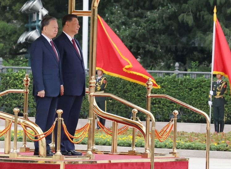 Tổng Bí thư, Chủ tịch nước Tô Lâm và Tổng Bí thư, Chủ tịch nước Trung Quốc Tập Cận Bình trên bục danh dự, nghe quân nhạc cử Quốc thiều hai nước. (Ảnh: Trí Dũng/TTXVN)