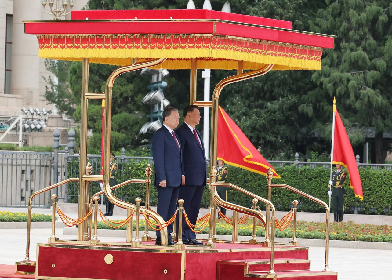 Tổng Bí thư, Chủ tịch nước Tô Lâm và Tổng Bí thư, Chủ tịch nước Trung Quốc Tập Cận Bình trên bục danh dự, nghe quân nhạc cử Quốc thiều hai nước. (Ảnh: Trí Dũng/TTXVN) Tổng Bí thư, Chủ tịch nước Tô Lâm và Tổng Bí thư, Chủ tịch nước Trung Quốc Tập Cận Bình trên bục danh dự, nghe quân nhạc cử Quốc thiều hai nước. (Ảnh: Trí Dũng/TTXVN)