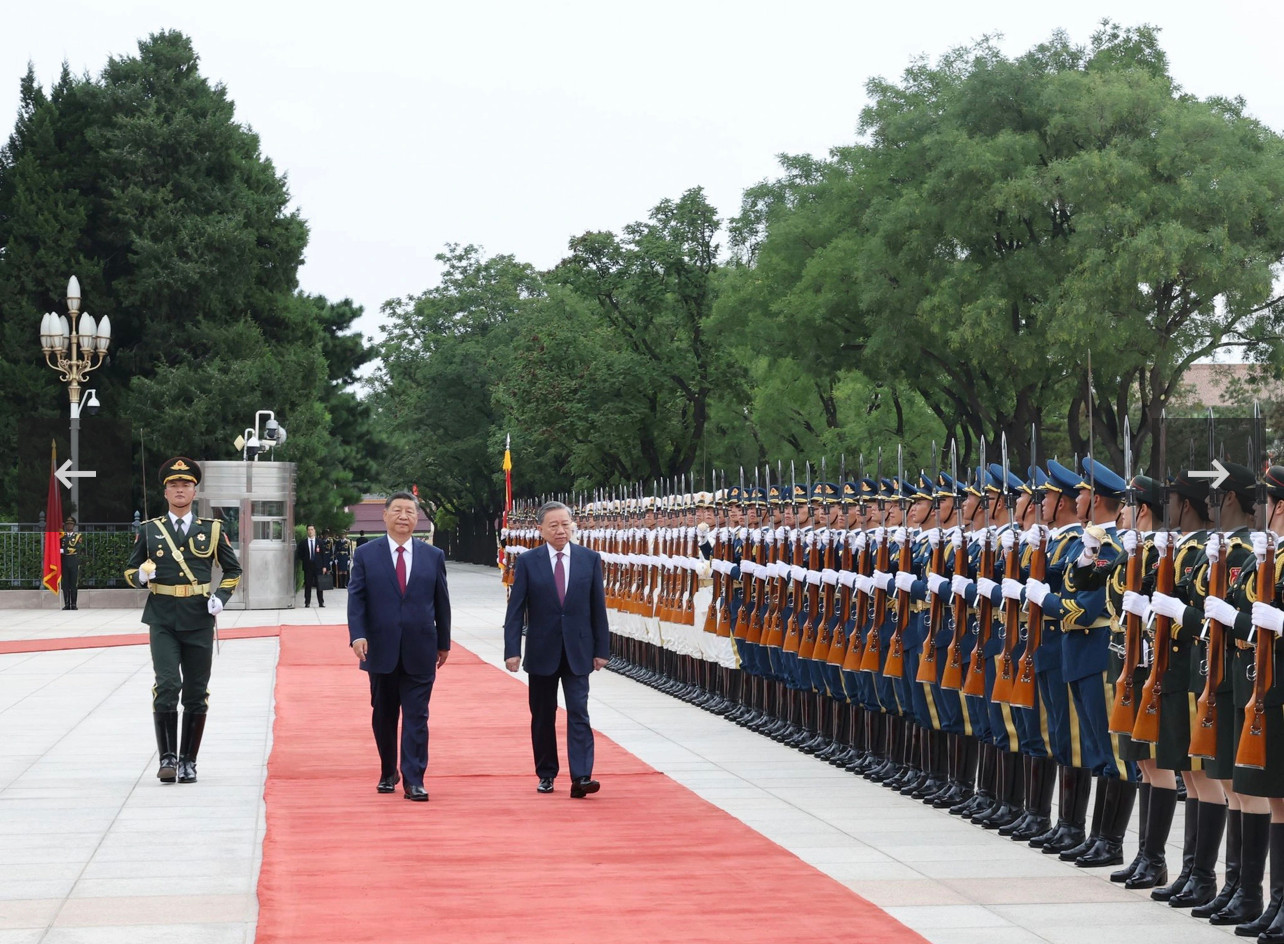 Tổng Bí thư, Chủ tịch nước Tô Lâm và Tổng Bí thư, Chủ tịch nước Trung Quốc Tập Cận Bình duyệt đội danh dự. (Ảnh: Trí Dũng – TTXVN) Tổng Bí thư, Chủ tịch nước Tô Lâm và Tổng Bí thư, Chủ tịch nước Trung Quốc Tập Cận Bình duyệt đội danh dự. (Ảnh: Trí Dũng – TTXVN)