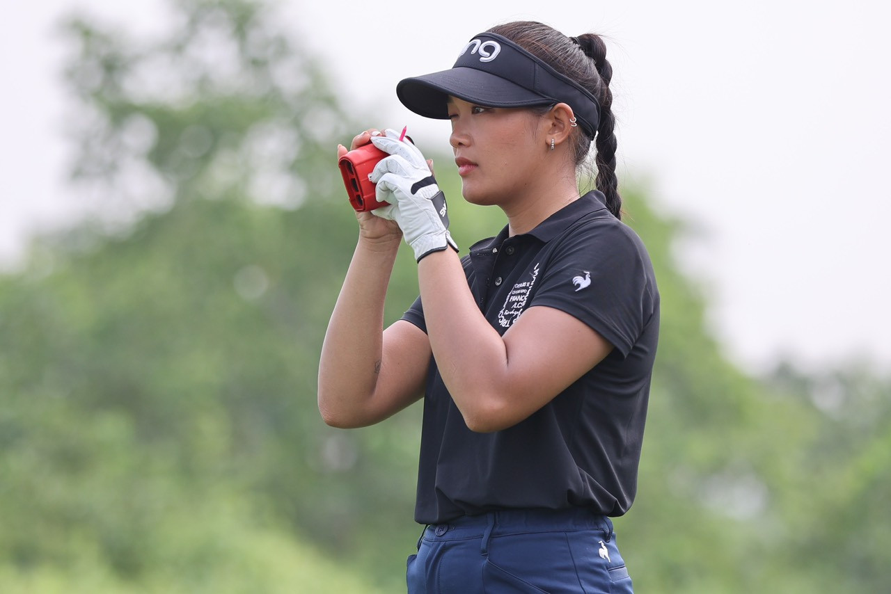 Sử dụng thiết bị đo khoảng cách (Distance Measuring Devices) cho phép golfer biết cách điều chỉnh chính xác từ vị trí bóng golf đến hố golf có gắn cờ, độ dốc của địa hình sân. Các máy đo khoảng cách phổ biến hiện nay phải kể đến laser rangefinder hay GPS.