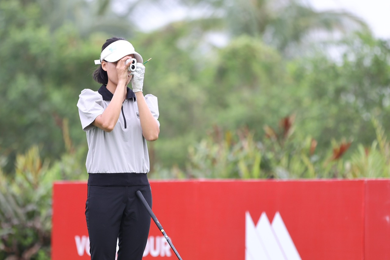 Sử dụng thiết bị đo khoảng cách (Distance Measuring Devices) cho phép golfer biết cách điều chỉnh chính xác từ vị trí bóng golf đến hố golf có gắn cờ, độ dốc của địa hình sân. Các máy đo khoảng cách phổ biến hiện nay phải kể đến laser rangefinder hay GPS.