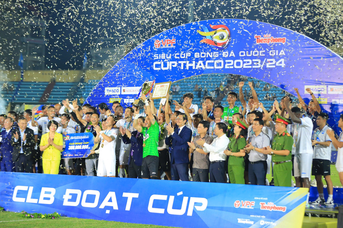 Bóng đá Việt ngày càng chuyên nghiệp ở các đấu trường V.League, Cúp Quốc gia và Siêu Cúp Quốc gia.