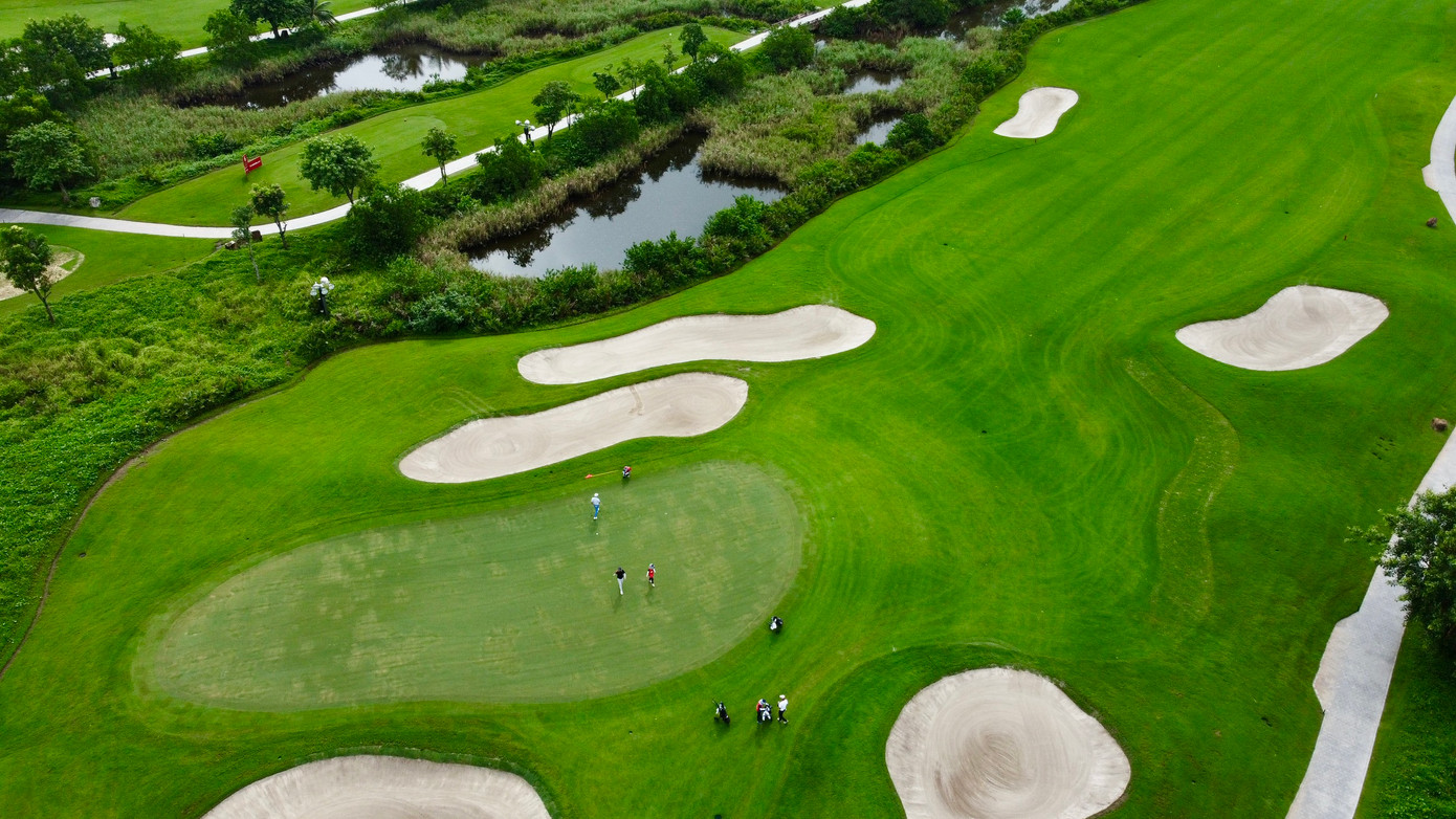 Sân Hồ (Lake) ghi dấu với cảnh quan tuyệt đẹp đan xen cùng hệ thống hồ nước đa dạng, mang đến cảm giác chơi golf thư thái nhưng không kém phần thú vị và thách thức cho người chơi.