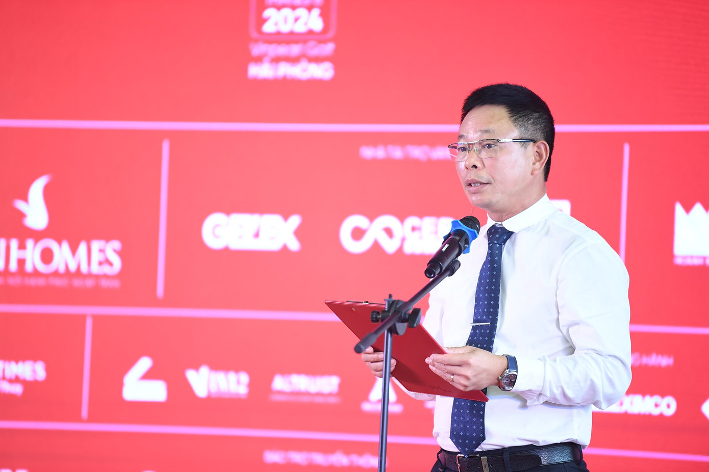 Nhà báo Phùng Công Sưởng - Tổng Biên tập báo Tiền Phong.