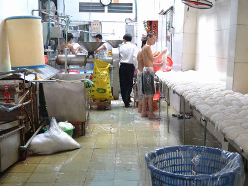 Công nhân mình trần, tay trần bốc bột, bốc bún - Ảnh: Công Nguyên. Công nhân mình trần, tay trần bốc bột, bốc bún - Ảnh: Công Nguyên