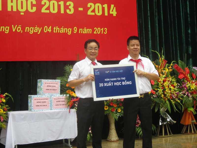 Nhà tài trợ tặng học bổng cho trường