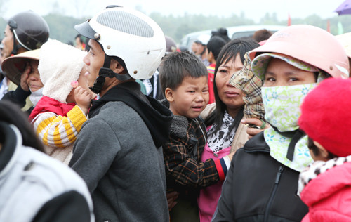 … còn người nhà lại bịn rịn lúc chia tay