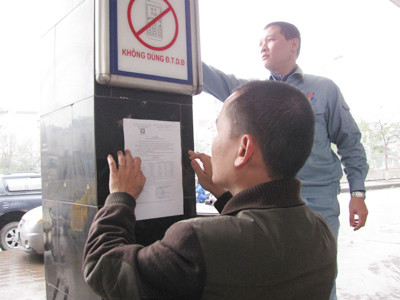 Nhân viên cây xăng 111 đường Láng cũng thay bảng giá mới