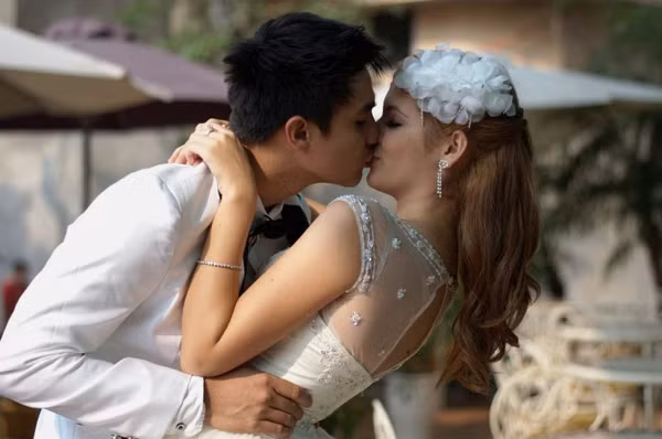 Một thành viên trong ê kíp cho biết, Baggio và Andrea diễn rất xuất thần, như thể đây là bộ ảnh cưới thực thụ của họ