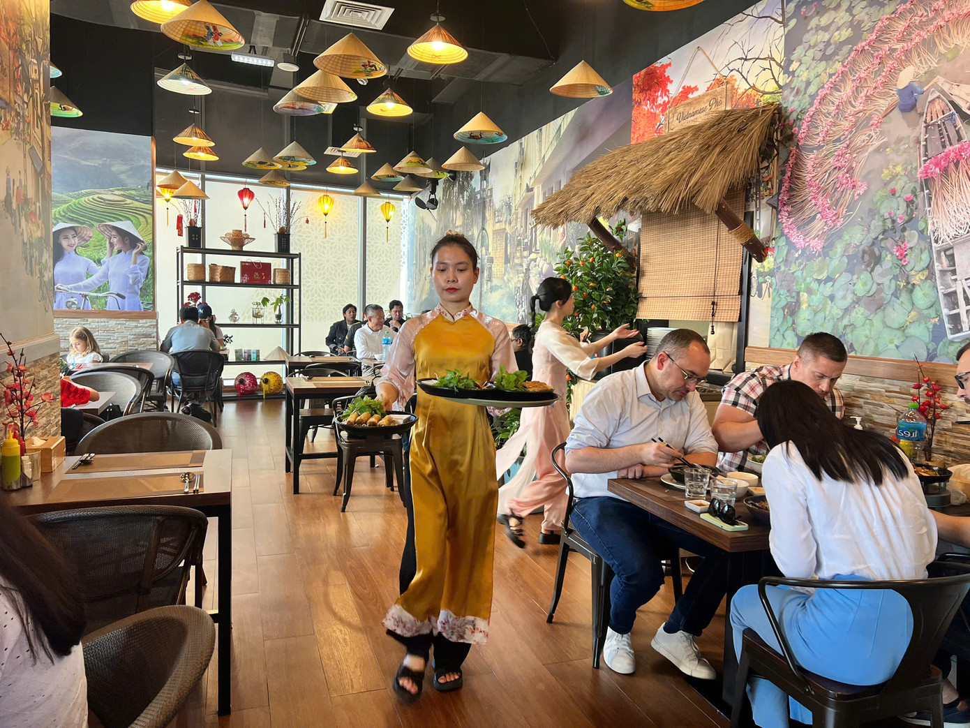 Lao động Việt Nam làm việc trong một nhà hàng Việt tại Dubai. Ảnh: Minh Tuấn Lao động Việt Nam làm việc trong một nhà hàng Việt tại Dubai. Ảnh: Minh Tuấn