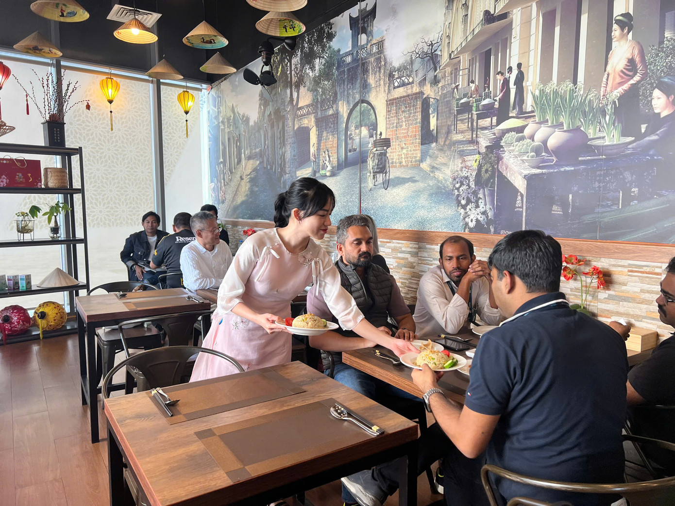 Lao động Việt Nam làm việc trong một nhà hàng Việt tại Dubai. Ảnh: Minh Tuấn Lao động Việt Nam làm việc trong một nhà hàng Việt tại Dubai. Ảnh: Minh Tuấn