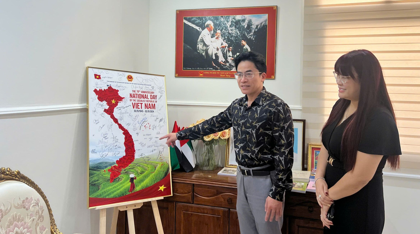 Đại sứ Nguyễn Thanh Diệp (bên trái) giới thiệu về hoạt động của Đại sứ quán Việt Nam tại UAE. Ảnh: Minh Tuấn. Đại sứ Nguyễn Thanh Diệp (bên trái) giới thiệu về hoạt động của Đại sứ quán Việt Nam tại UAE. Ảnh: Minh Tuấn.