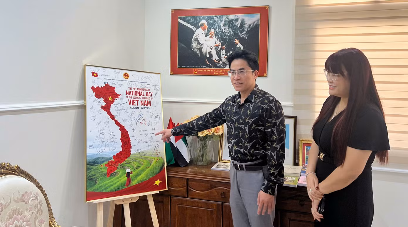 Đại sứ Nguyễn Thanh Diệp (bên trái) giới thiệu về hoạt động của Đại sứ quán Việt Nam tại UAE. Ảnh: Minh Tuấn.