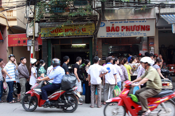 Dàn hàng ngang trươc cửa hàng