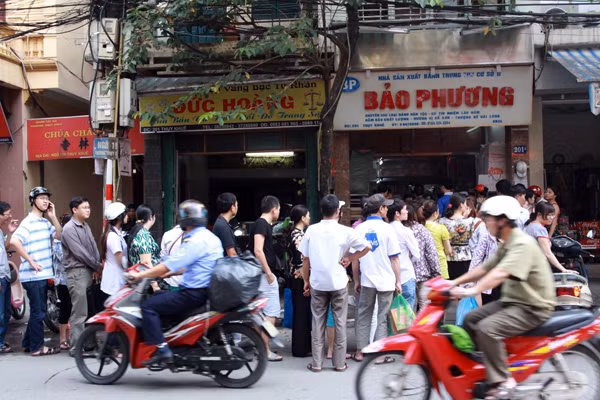 Dàn hàng ngang trươc cửa hàng