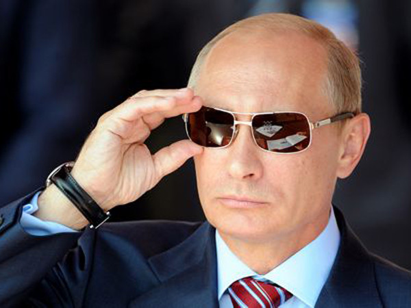 Ông Putin chỉnh kính trong khi tham gia Triển lãm hàng không và vũ trụ quốc tế ở ngoại ô Mátxcơva năm 2011