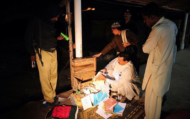 Tài liệu tìm thấy trong tầng hầm. Ảnh: Getty Images