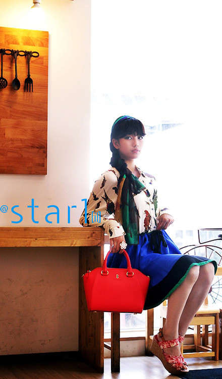 Dịu dàng nữ tính với xì tài váy xòe và tóc tết cùng khăn... Gợi cảm với quần short khoe chân thon... Đáng yêu nhưng vẫn cá tính với phong cách trang điểm tập trung vào đôi mắt... Năng động khi diện áo crop top với chân váy bút chì... Cổ điển gợi cảm với gam màu trầm.