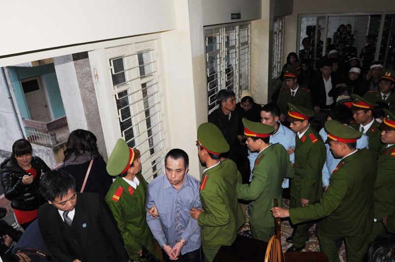 Ngay sau khi tuyên án, ba bị cáo được áp tải ngay ra phòng bảo vệ phía sau của tòa án, tránh bị công kích từ phía gia đình bị hại