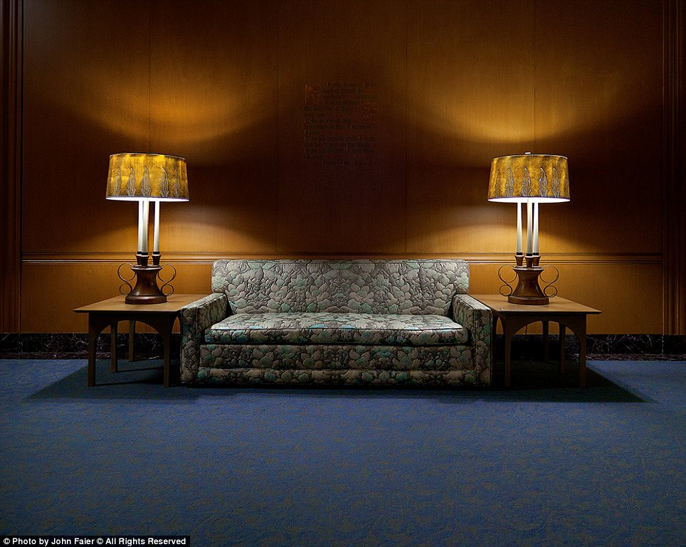 Hai chiếc đèn ngủ được đặt bên chiếc ghế tại một ngôi lăng nằm ở phía tây Chicago. Hai chiếc đèn ngủ được đặt bên chiếc ghế tại một ngôi lăng nằm ở phía tây Chicago